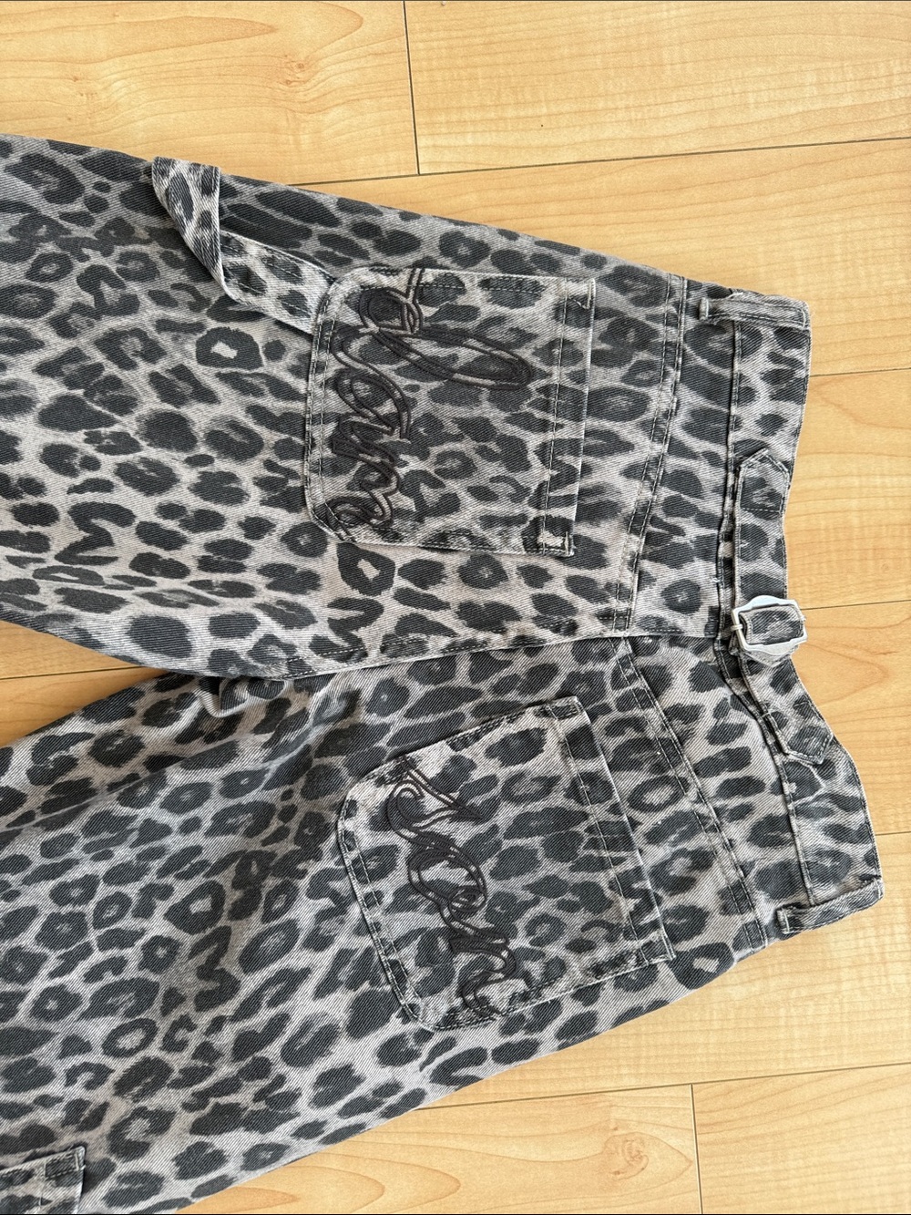 Leopard Print Grey Wide-Leg Women’s Jeans - Picture 6 of 10